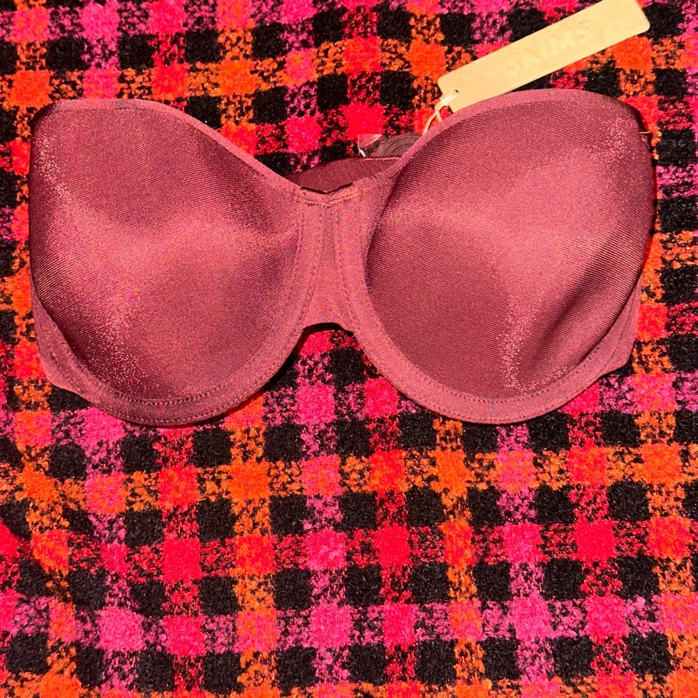 Skims Weightless Strapless Bra in the shade Wine
